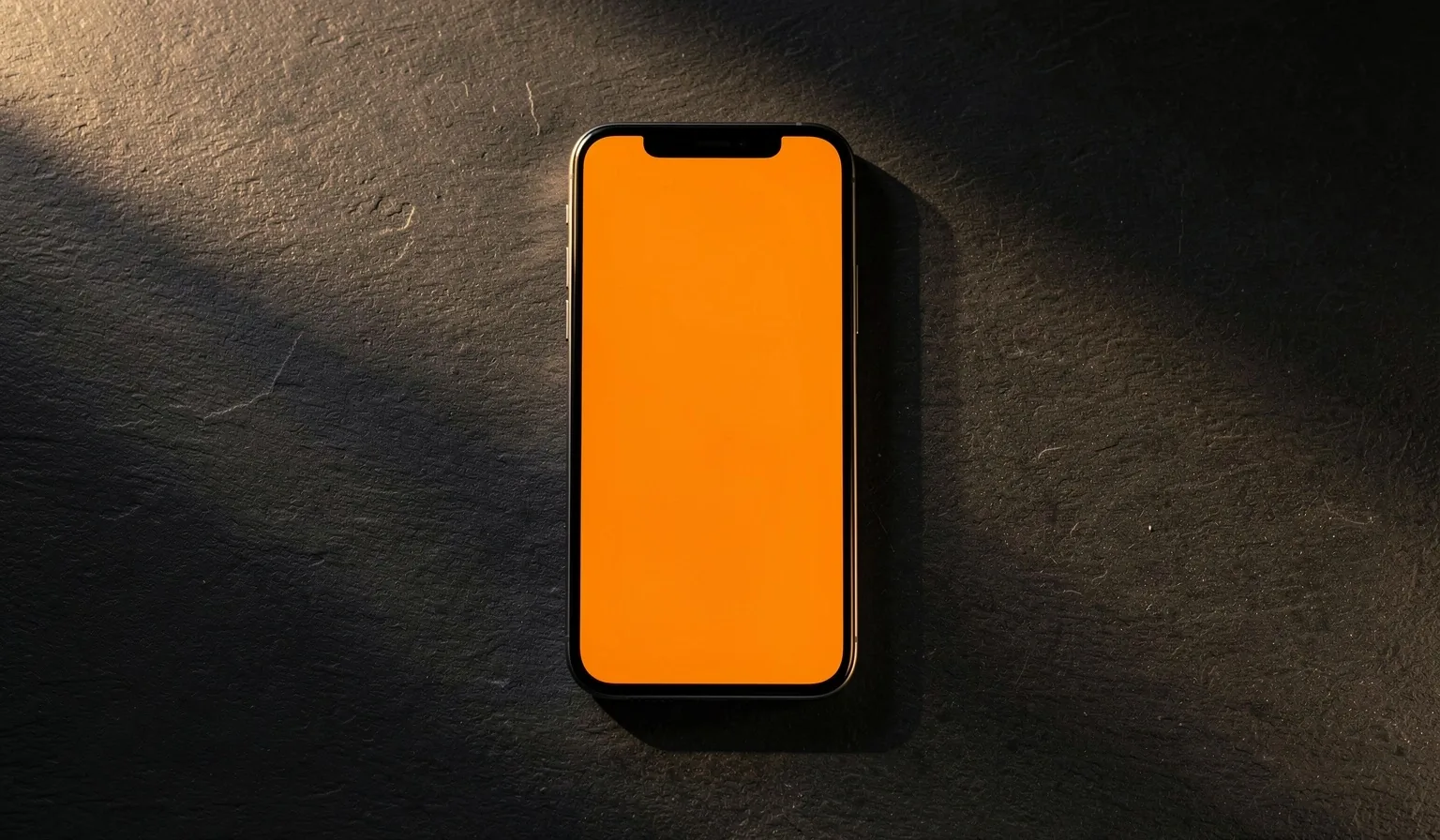 Karanlık zeminde ekranı yanan akıllı telefon